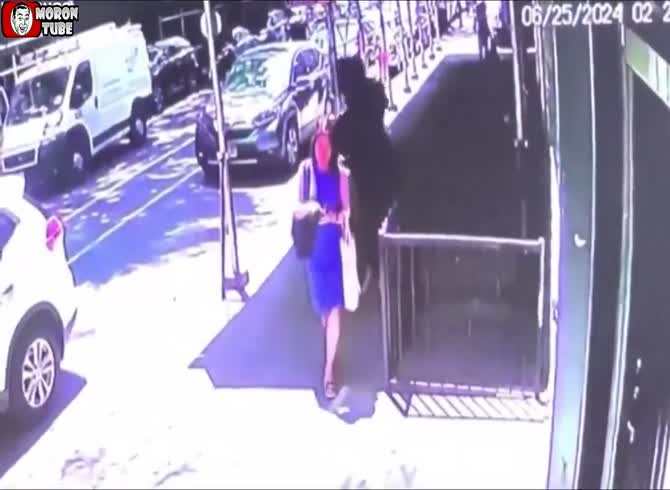 Video :A lady was stabbed with a baseball bat by criminals at random